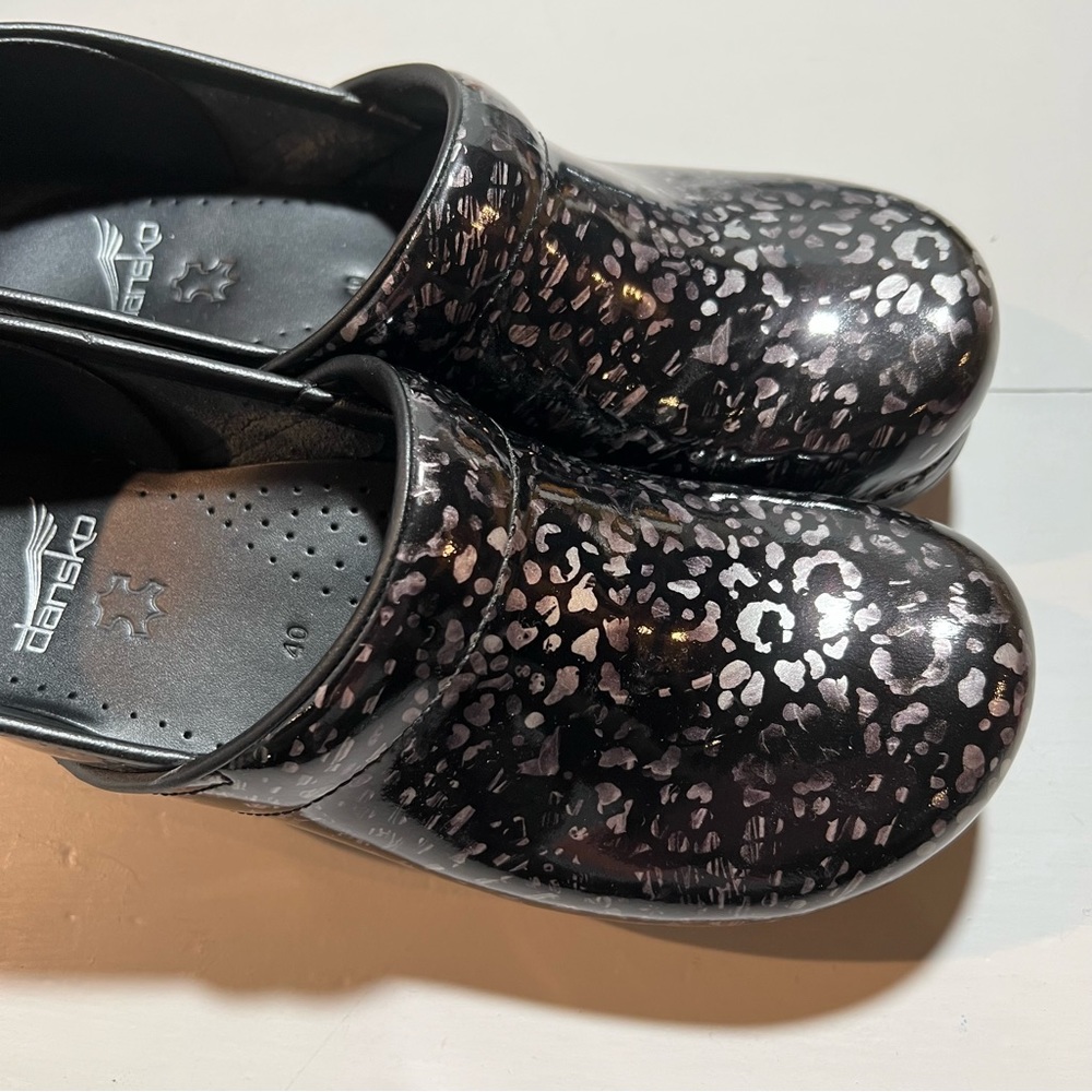 Dansko women’s clogs size 40 animal print black shiny - Picture 2 of 6